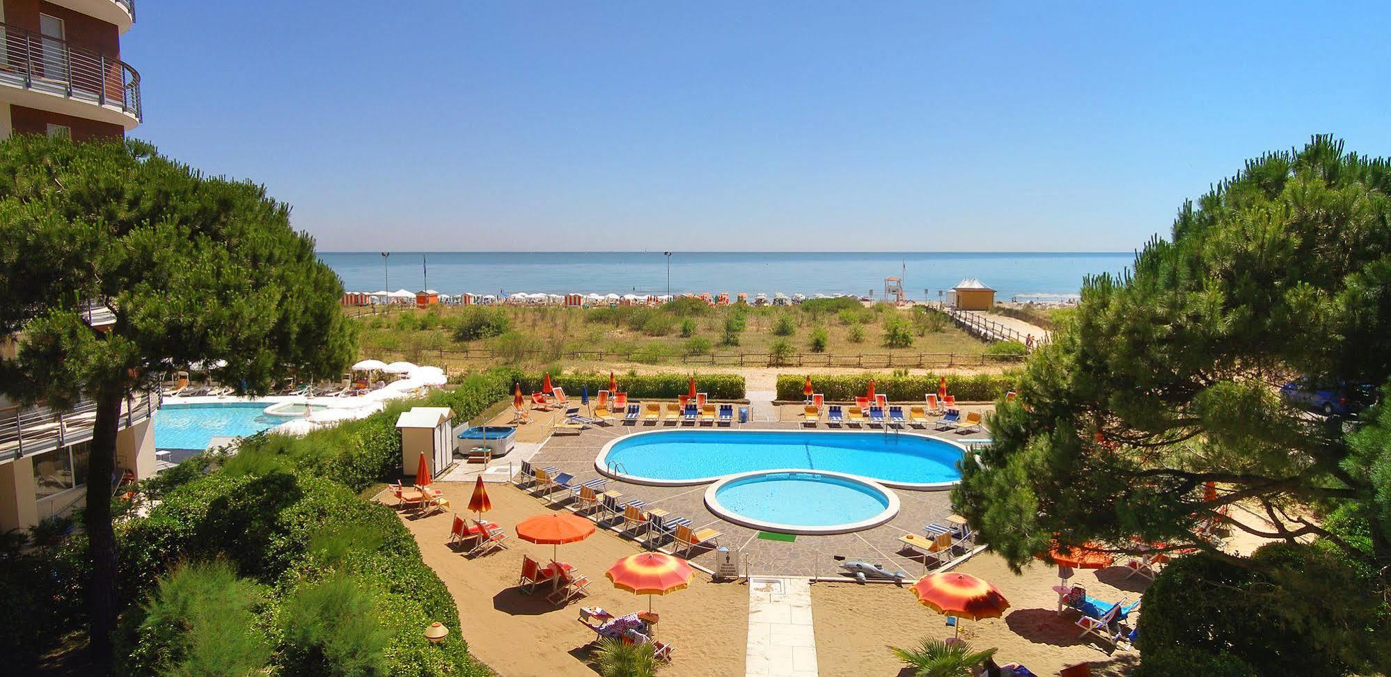Hotel Bertha Fronte Mare Лидо ди Йезоло Екстериор снимка